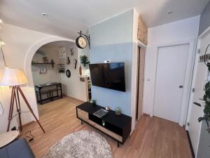 a living room with a tv on a wall at Chez Anthony in Boulogne-sur-Mer