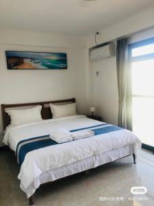 Una cama o camas en una habitación de wailoaloa CC 泳池公寓