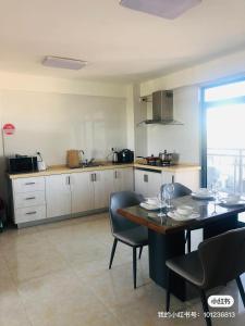 Una cocina o kitchenette en wailoaloa CC 泳池公寓