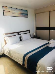 Una cama o camas en una habitación de wailoaloa CC 泳池公寓