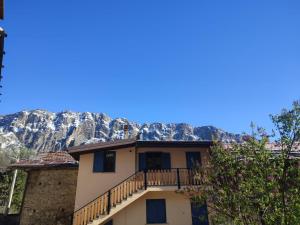 Casa con balcón frente a una montaña en Il Fontanile, en Aisone