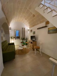 - un salon avec un canapé vert et une table dans l'établissement Grezze Mura, à Fasano