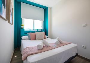a bedroom with a large bed with towels on it at Torremolinos Centro terraza wifi parking ascensor a la playa a 5 min in Torremolinos