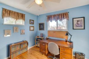 ein Heimbüro mit einem Schreibtisch und einem Fenster in der Unterkunft Centennial Home with Hot Tub - 12 Mi to Denver! in Centennial