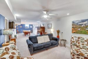 ein Wohnzimmer mit einem Sofa und einem Deckenventilator in der Unterkunft Centennial Home with Hot Tub - 12 Mi to Denver! in Centennial