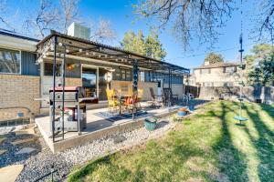 einen Hinterhof mit einer Pergola sowie einem Tisch und Stühlen in der Unterkunft Centennial Home with Hot Tub - 12 Mi to Denver! in Centennial