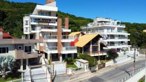 un immeuble situé sur le côté d'une rue dans l'établissement 1078 - Apartamento com vista para o mar em Bombinhas, à Bombinhas