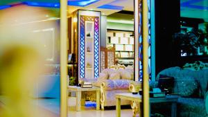 una camera con divano, tavolo e specchio di Jiger Palace Hotel a Erbil