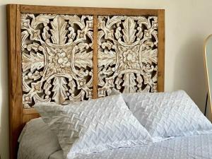 1 cama con cabecero de madera en un dormitorio en Casa 11, en Guatemala