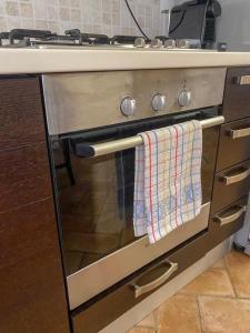 una estufa de cocina con una toalla colgada del horno en La casa di Maryangel en Medicina