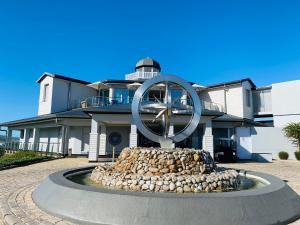 um edifício com uma grande escultura em frente em Pinnacle Point Golf Estate Lodge 78 em Mossel Bay