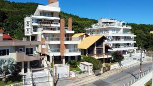 un edificio de apartamentos al lado de una calle en 1082 - Flat Vista para o Mar e Piscina privativa em Bombinhas, en Bombinhas