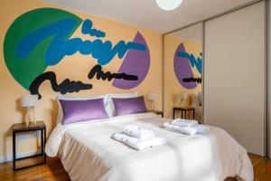 una camera da letto con un grande letto con asciugamani di Fliphaus Bustamante 2400 - 4 Bd Pool Recoleta a Buenos Aires
