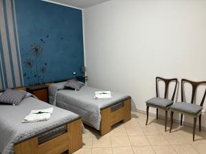 La Fede Sarda tesisinde bir odada yatak veya yataklar