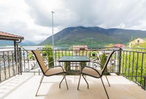 - Balcón con mesa y sillas y vistas a la montaña en Ema Apartments, en Plav