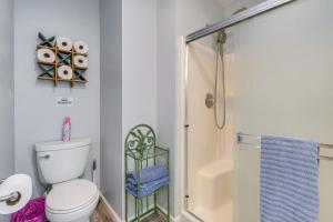 Ένα μπάνιο στο Family-Friendly Silverdale Home with Private Deck! +26 φωτογραφίες