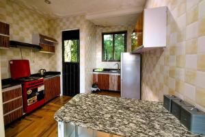 Kitchen o kitchenette sa Munyonyo serviced apartments