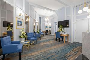 Trail的住宿－Crown Columbia Hotel; BW Premier Collection，一间设有蓝色椅子和桌子的等候室