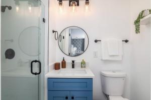 a bathroom with a sink and a mirror at Chic Naples cottage 7 min from the beach in Naples