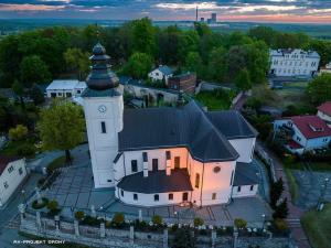 una vista aérea de una iglesia con una torre de reloj en APARTAMENT ZAMKOWY, en Będzin