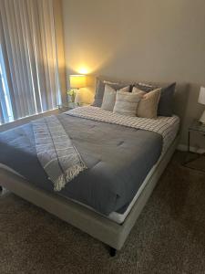 1 cama grande en un dormitorio con ventana en Incredible Two Bedroom Hollywood Apartments FREE Parking, en Los Ángeles