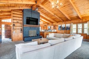 a living room with a couch and a fireplace at Treehouse-Style Cabin, 1 Mi to Massanutten Resort in McGaheysville