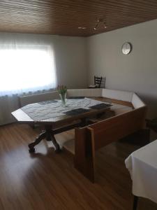 sala de estar con mesa y sofá en Zimmer am Marktplatz Wernberg en Wernberg-Köblitz