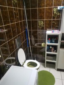 - Baño con aseo en una habitación en Zimmer am Marktplatz Wernberg en Wernberg-Köblitz