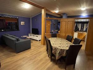uma sala de estar com uma mesa e um sofá e uma cozinha em Hvolsvollur Central Apartment em Hvolsvöllur
