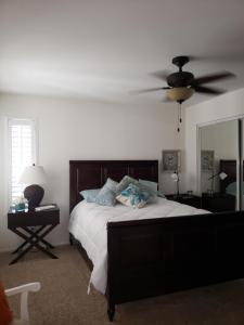 Ένα ή περισσότερα κρεβάτια σε δωμάτιο στο LaQuinta's FINEST Resort - Condo