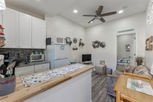 une cuisine avec des placards blancs et un comptoir dans l'établissement 5600 Seaview Ave, Unit 15, à Wildwood Crest
