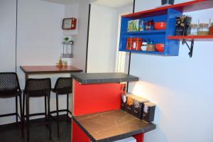 una cocina con barra y un bar con taburetes en Montenegro Backpackers Home Budva, en Budva