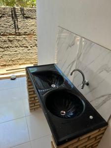 a black sink with a faucet in a bathroom at Dunas Bar&Hotel in Canoa Quebrada