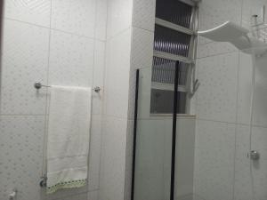 a shower with a glass door in a bathroom at 1 Quarto Turismo Teresópolis in Teresópolis +8 photos