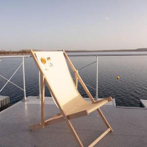 una silla sentada en la cubierta de un barco en Hausboot Flying Dragon, en Braunsbedra