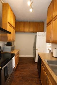 澤西城的住宿－3-Bed Luxurious Home Close to NYC，厨房配有木制橱柜、水槽和冰箱。