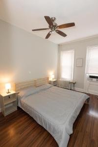澤西城的住宿－3-Bed Luxurious Home Close to NYC，一间卧室配有一张床和吊扇