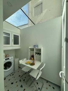ビーゴにあるLa Casita Realのテーブルと椅子と窓のあるキッチン