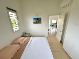 Voodi või voodid majutusasutuse Rubis - Vue piscine, balcon, proche Destraland toas