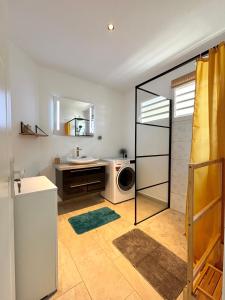 Kuchyň nebo kuchyňský kout v ubytování Rubis - Vue piscine, balcon, proche Destraland + 9 fotografií