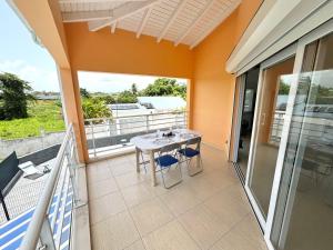 Rõdu või terrass majutusasutuses Rubis - Vue piscine, balcon, proche Destraland