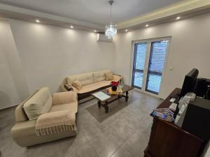 sala de estar con sofá y mesa en Apartment Angel en Kotor