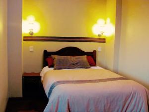 Giường trong phòng chung tại Kuska Hostal