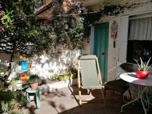 patio con sedia, tavolo e porta verde di Casita a Madrid
