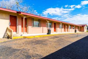 uma fila de edifícios num parque de estacionamento em OYO Hotel Beeville -US 181 em Beeville