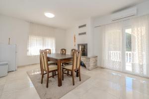 a dining room with a table and chairs at Apartments and Rooms STIPANOVI DVORI in Donji Karin