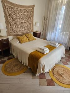 1 dormitorio con 1 cama grande y toallas. en DOM COUÇO, en Couço
