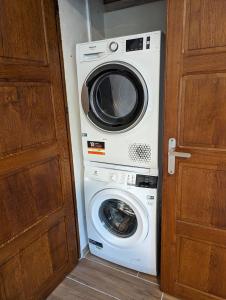 uma máquina de lavar e secar ao lado de uma porta em Maison rénovée sur Laruns em Laruns