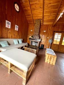 um quarto amplo com uma cama e uma lareira em Groën Chincha® Casa de Campo centrica y turistica em San Pedro