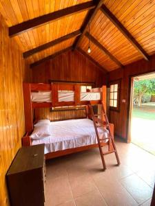 um quarto com 2 beliches num quarto de madeira em Groën Chincha® Casa de Campo centrica y turistica em San Pedro